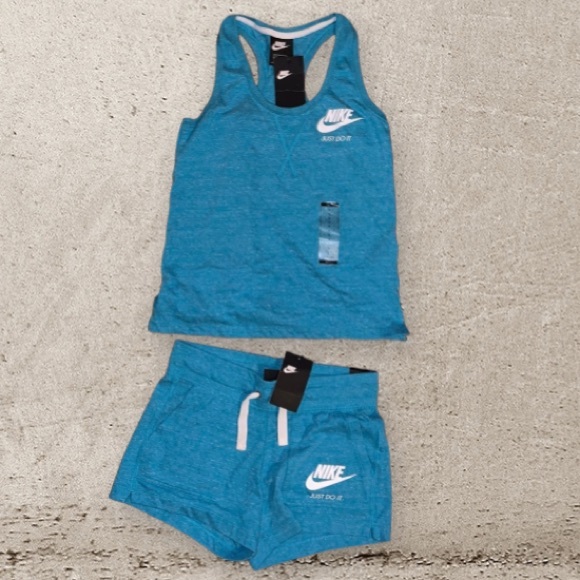 NWT Nike Matching Teal Tank and Shorts Set. Size Small - Picture 1 of 3
